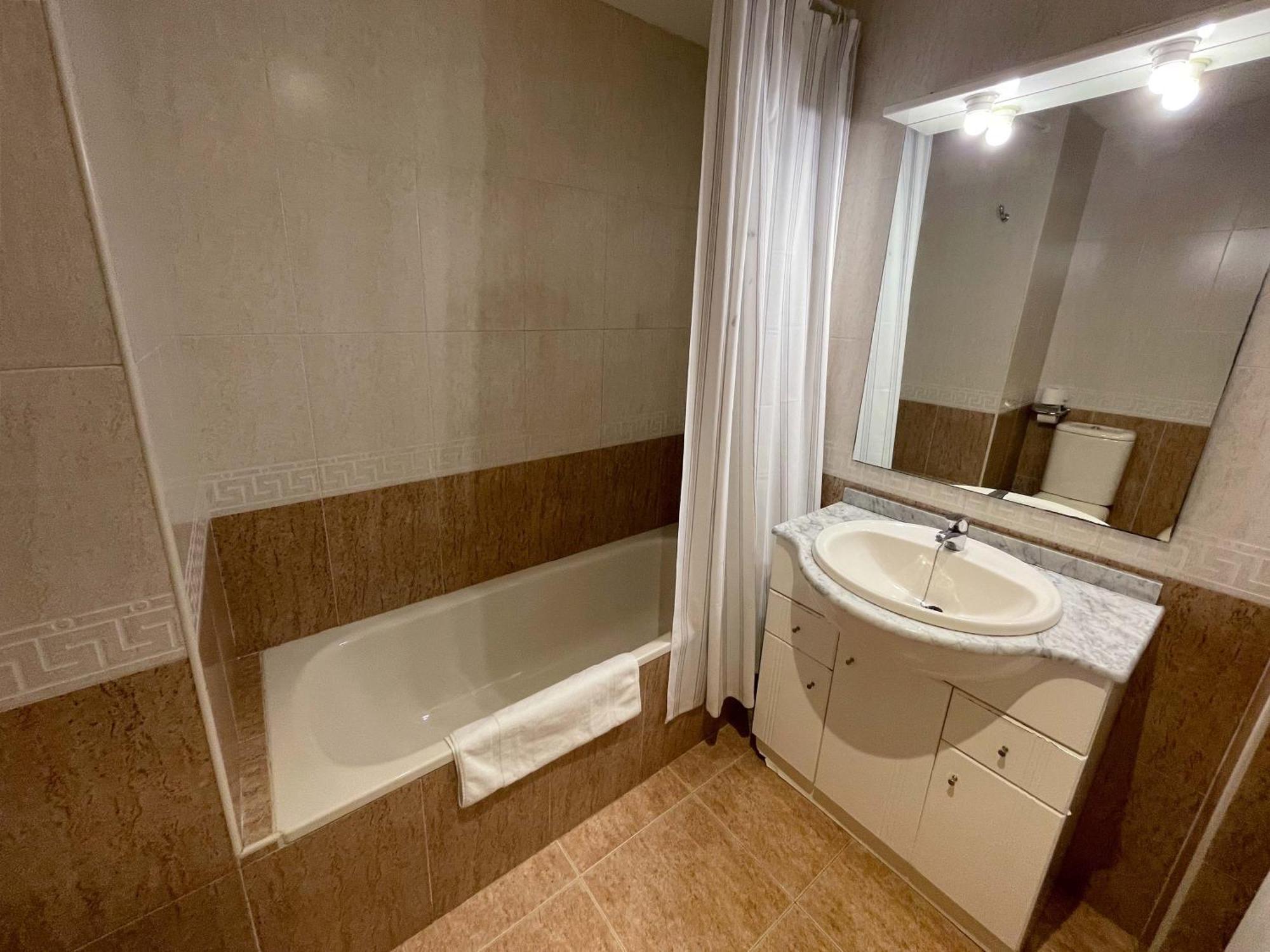 Apartamentos El Pilar Suites 3000 Zaragoza Exteriör bild
